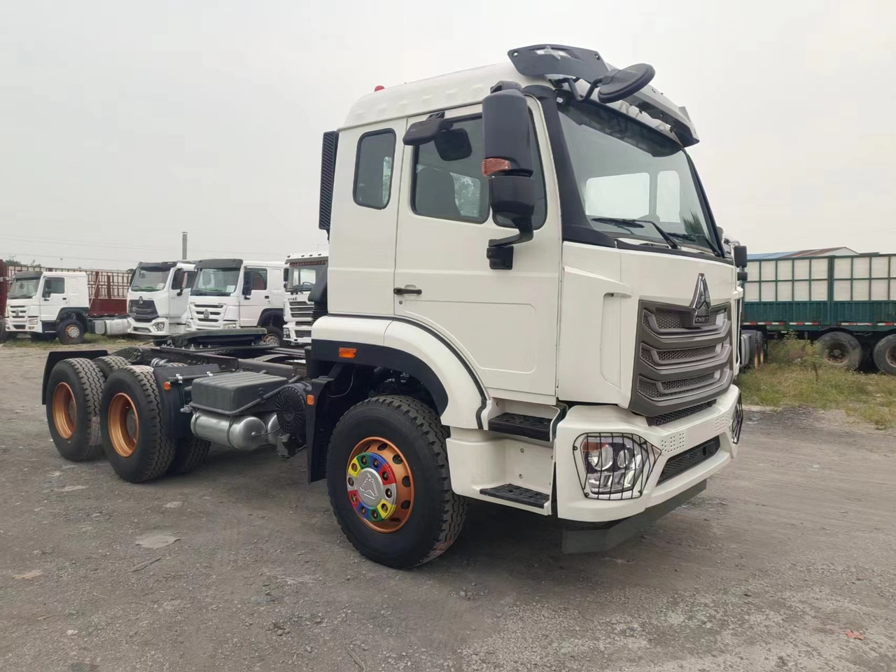 SINOTRUK HOWO 371hp 6X4 Tractor unit - Nyergesvontató: 3 kép. SINOTRUK HOWO 371hp 6X4 Tractor unit - Nyergesvontató: 3 kép.