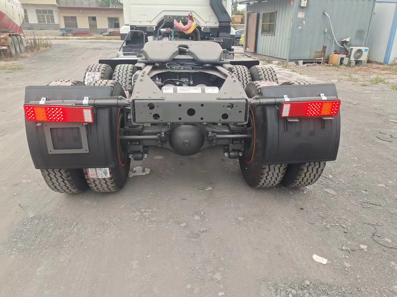 SINOTRUK HOWO 371hp 6X4 Tractor unit - Nyergesvontató: 5 kép. SINOTRUK HOWO 371hp 6X4 Tractor unit - Nyergesvontató: 5 kép.