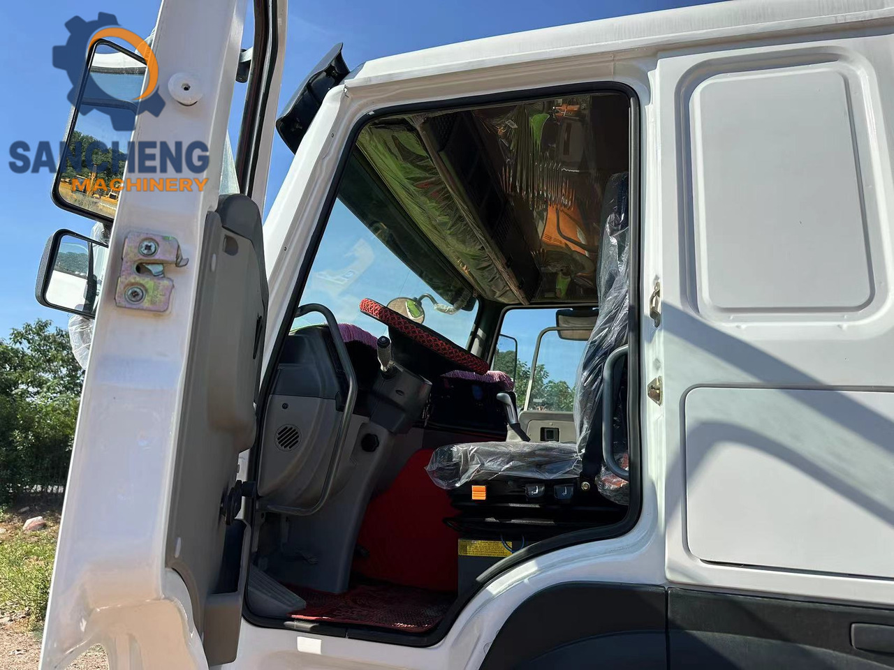 Nyergesvontató SINOTRUK HOWO Truck Head 371: 8 kép. Nyergesvontató SINOTRUK HOWO Truck Head 371: 8 kép.