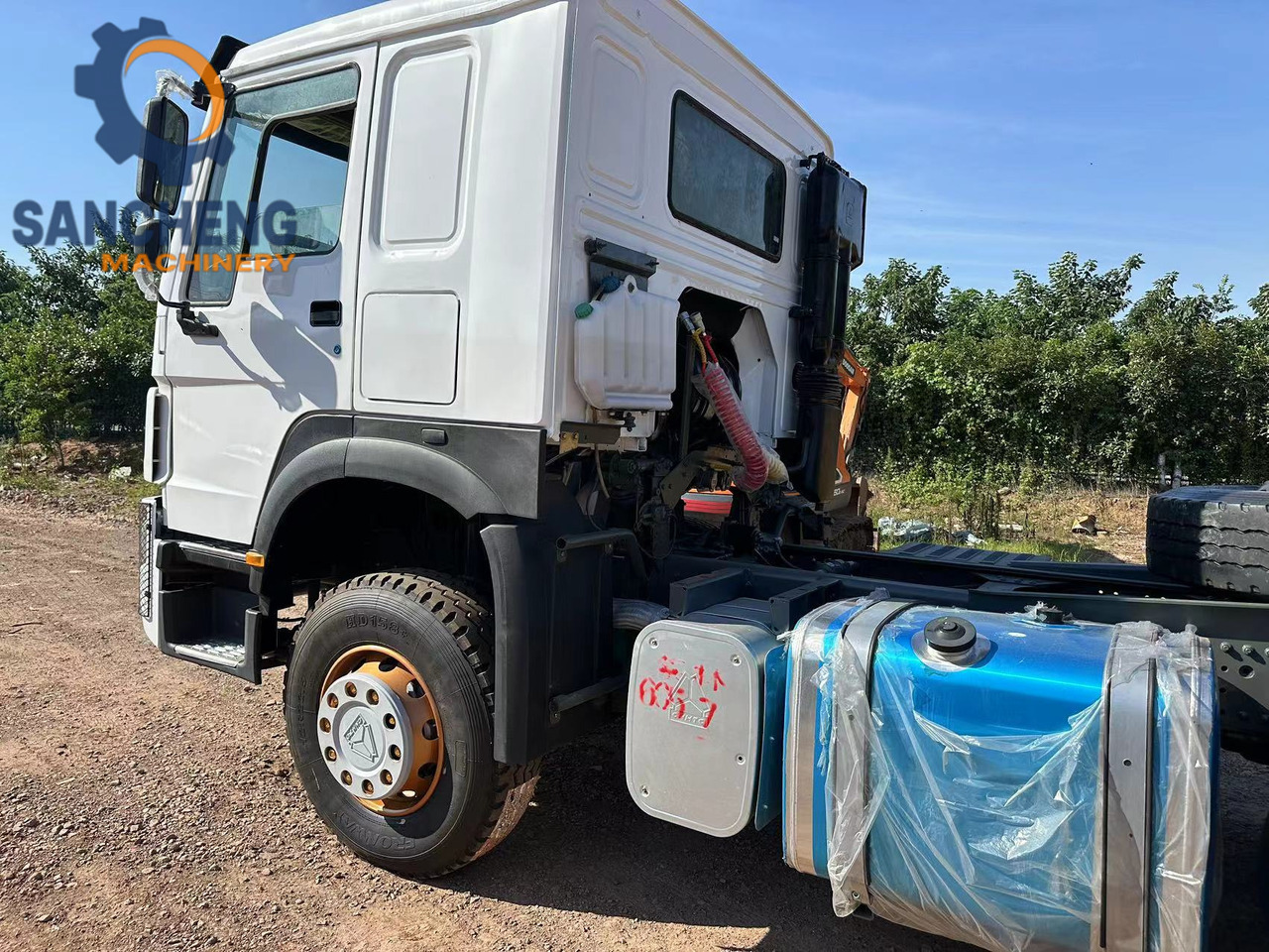 Nyergesvontató SINOTRUK HOWO Truck Head 371: 10 kép. Nyergesvontató SINOTRUK HOWO Truck Head 371: 10 kép.