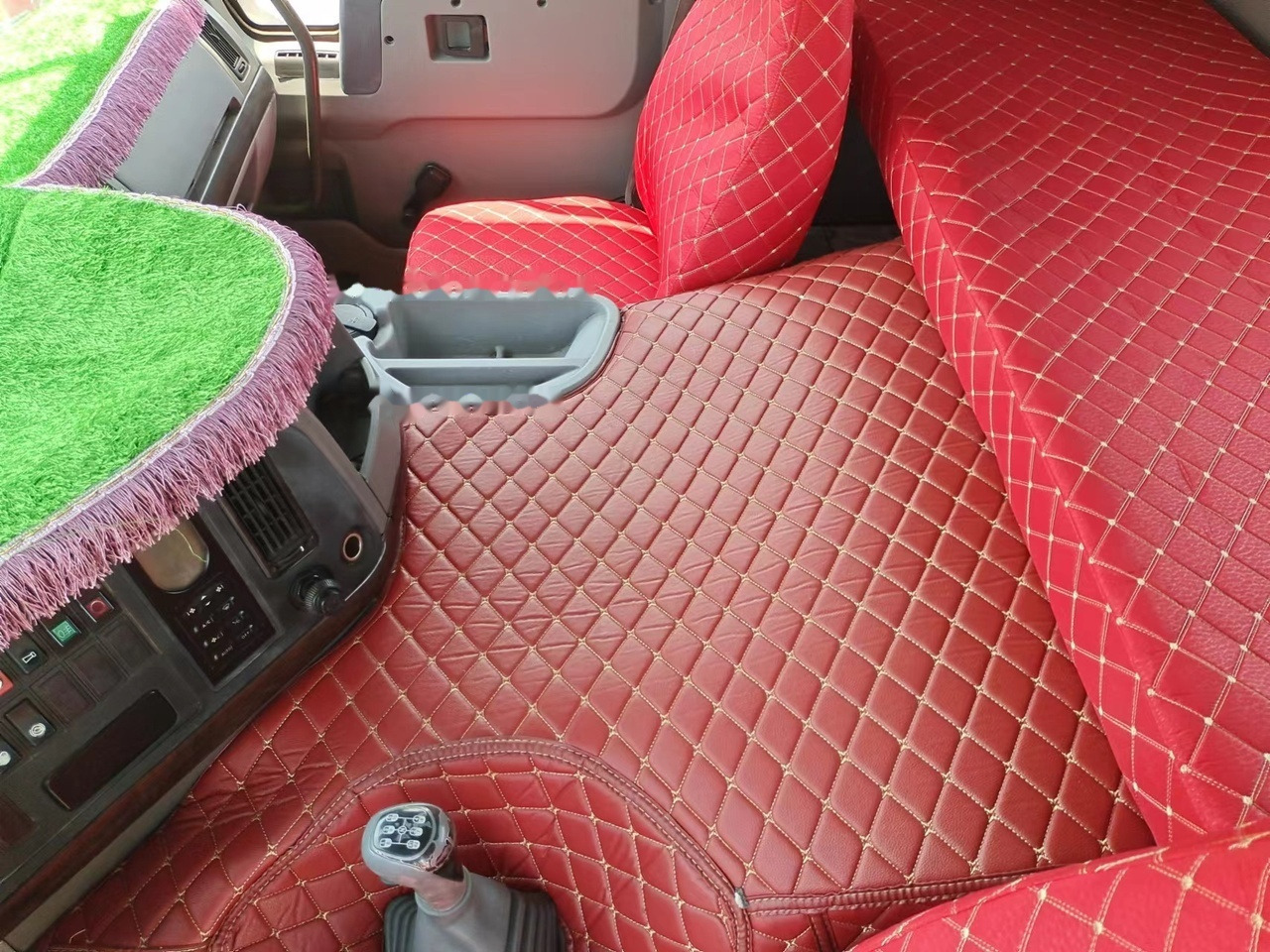 SINOTRUK Howo tractor unit 420hp 6x4 - Nyergesvontató: 5 kép. SINOTRUK Howo tractor unit 420hp 6x4 - Nyergesvontató: 5 kép.