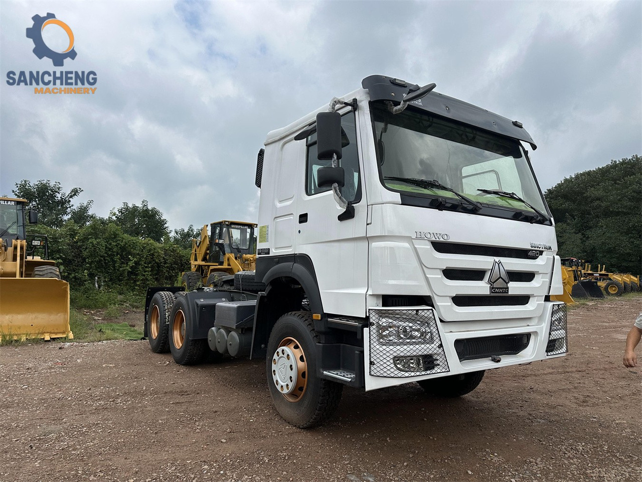 SINOTRUK Howo tractor unit 420hp - Nyergesvontató: 3 kép. SINOTRUK Howo tractor unit 420hp - Nyergesvontató: 3 kép.
