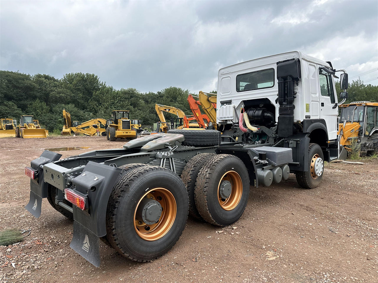 SINOTRUK Howo tractor unit 420hp - Nyergesvontató: 4 kép. SINOTRUK Howo tractor unit 420hp - Nyergesvontató: 4 kép.