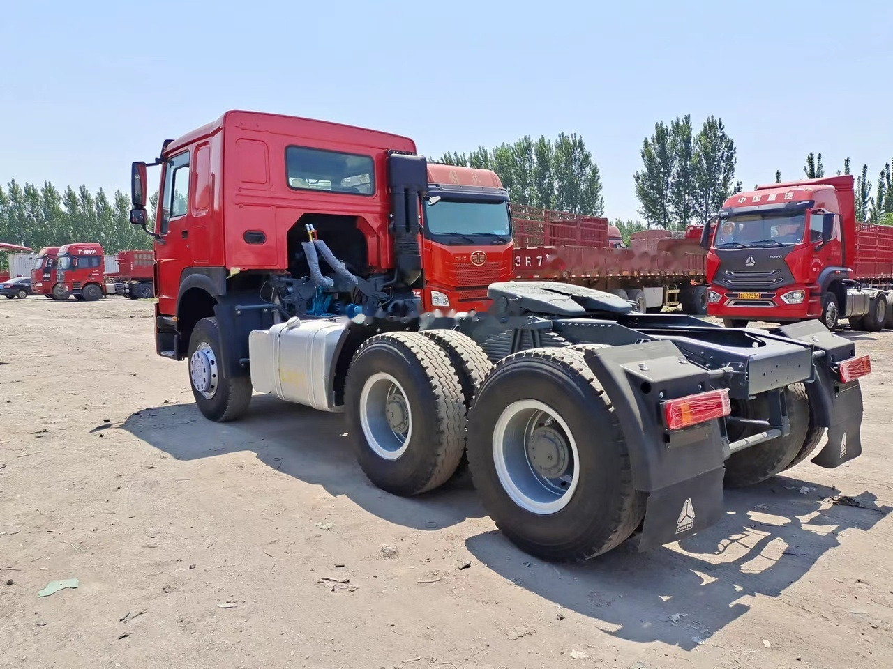 SINOTRUK Howo tractor unit 420hp - Nyergesvontató: 3 kép. SINOTRUK Howo tractor unit 420hp - Nyergesvontató: 3 kép.