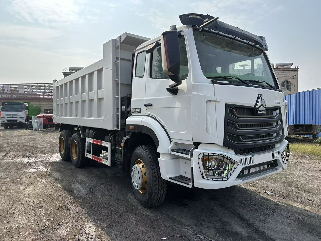 SINOTRUK HOHAN 400hp 6x4 tipper truck - Billenőplatós teherautó: 1 kép. SINOTRUK HOHAN 400hp 6x4 tipper truck - Billenőplatós teherautó: 1 kép.