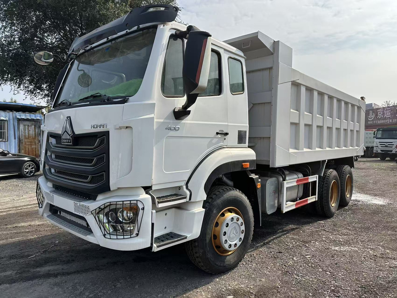 SINOTRUK HOHAN 400hp 6x4 tipper truck - Billenőplatós teherautó: 2 kép. SINOTRUK HOHAN 400hp 6x4 tipper truck - Billenőplatós teherautó: 2 kép.