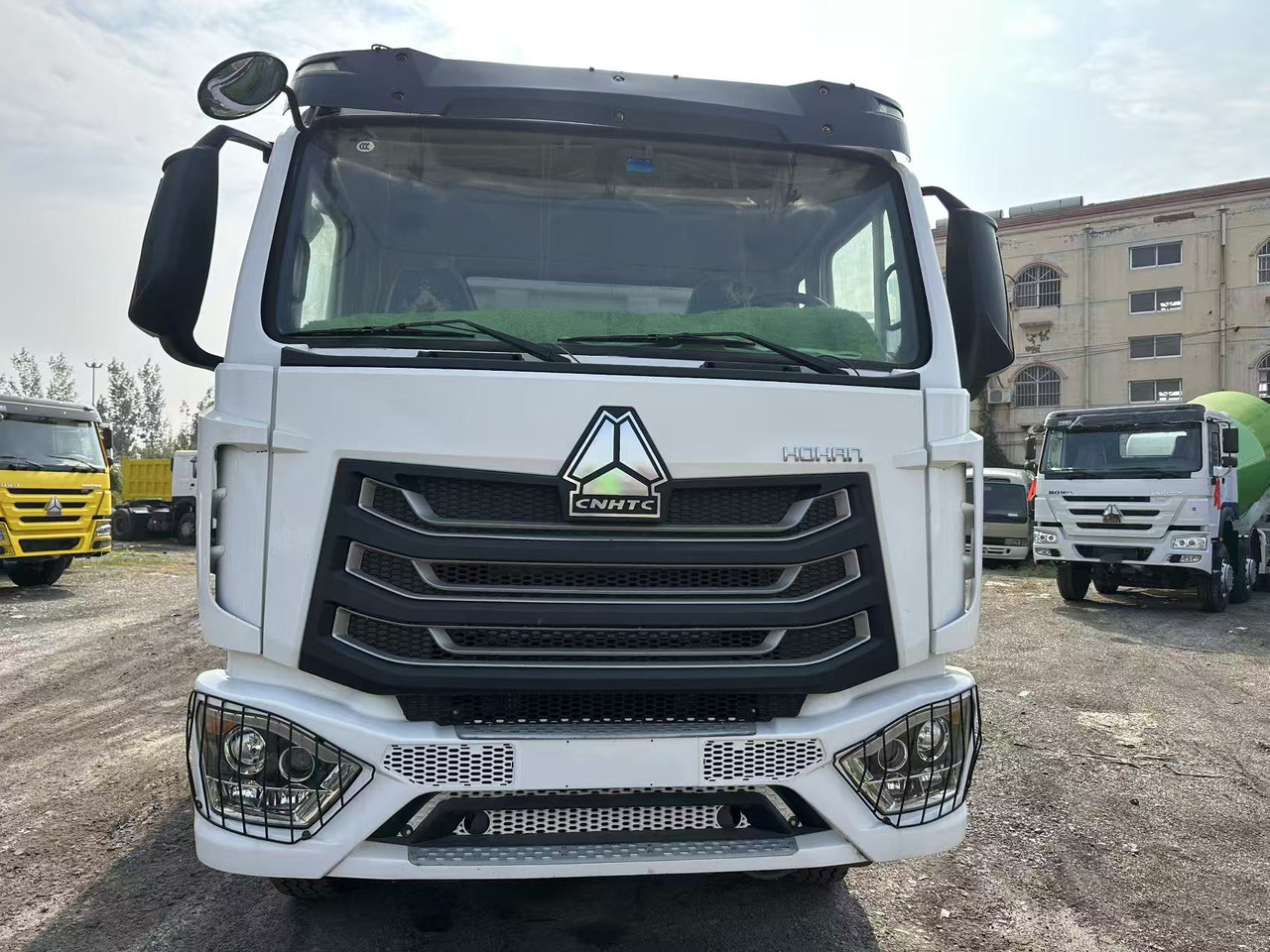 SINOTRUK HOHAN 400hp 6x4 tipper truck - Billenőplatós teherautó: 4 kép. SINOTRUK HOHAN 400hp 6x4 tipper truck - Billenőplatós teherautó: 4 kép.