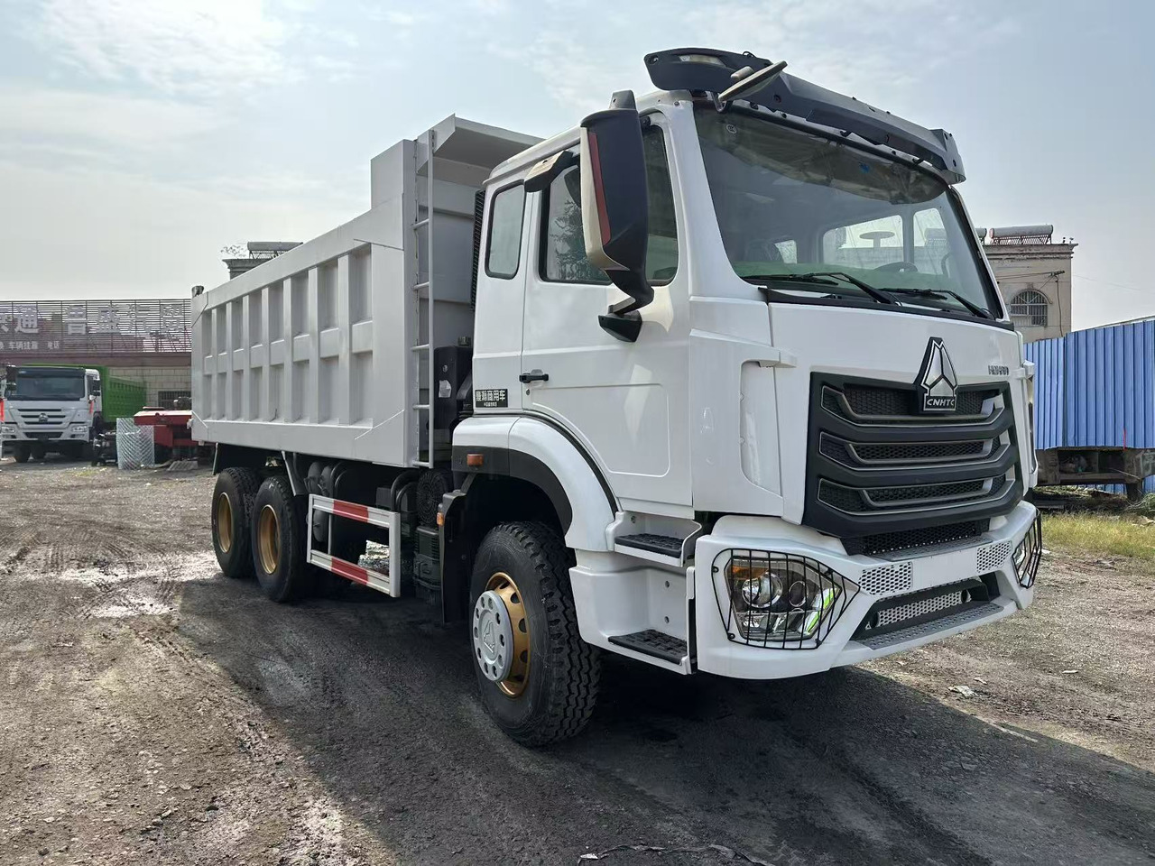 SINOTRUK HOHAN 400hp 6x4 tipper truck - Billenőplatós teherautó: 1 kép. SINOTRUK HOHAN 400hp 6x4 tipper truck - Billenőplatós teherautó: 1 kép.