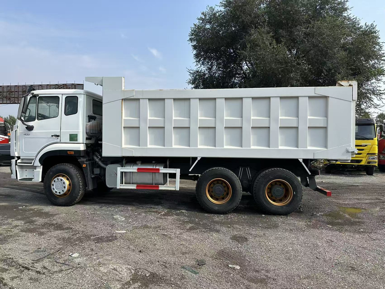 SINOTRUK HOHAN 400hp 6x4 tipper truck - Billenőplatós teherautó: 3 kép. SINOTRUK HOHAN 400hp 6x4 tipper truck - Billenőplatós teherautó: 3 kép.