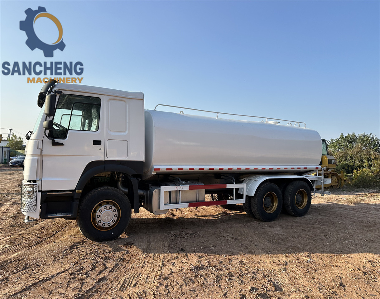 SINOTRUK HOWO 371 6x4 Water Tanker Truck - Tartályos teherautó: 4 kép. SINOTRUK HOWO 371 6x4 Water Tanker Truck - Tartályos teherautó: 4 kép.