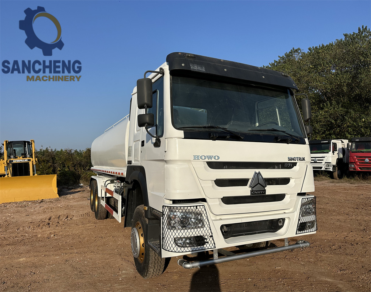 SINOTRUK HOWO 371 6x4 Water Tanker Truck - Tartályos teherautó: 3 kép. SINOTRUK HOWO 371 6x4 Water Tanker Truck - Tartályos teherautó: 3 kép.