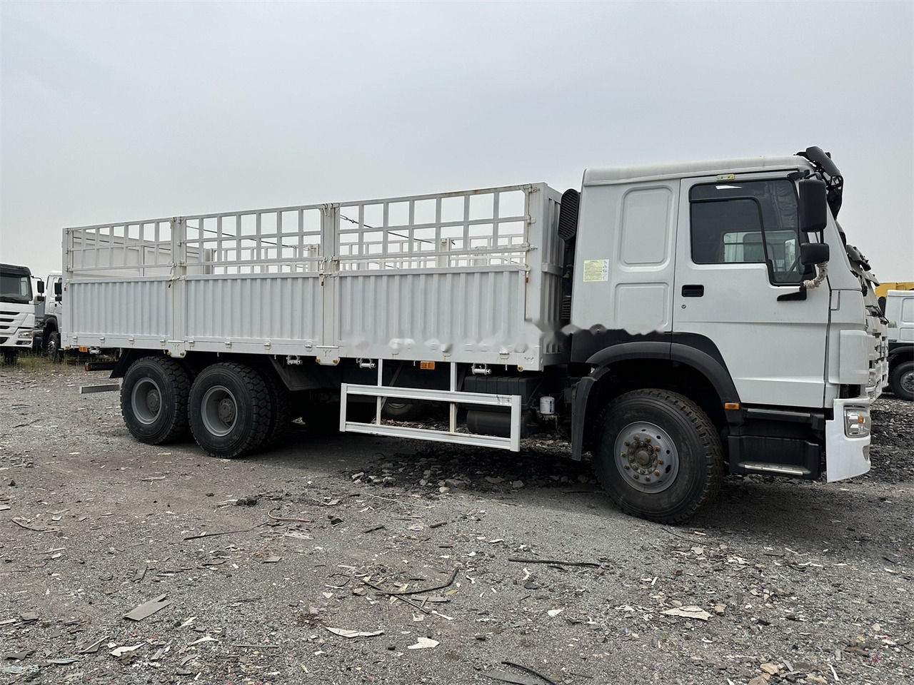 SINOTRUK HOWO 371 Cargo truck - Állatszállító teherautó: 2 kép. SINOTRUK HOWO 371 Cargo truck - Állatszállító teherautó: 2 kép.