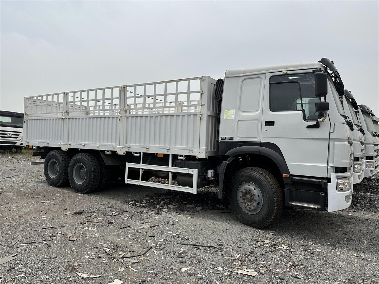 SINOTRUK HOWO 371 Cargo truck - Állatszállító teherautó: 3 kép. SINOTRUK HOWO 371 Cargo truck - Állatszállító teherautó: 3 kép.