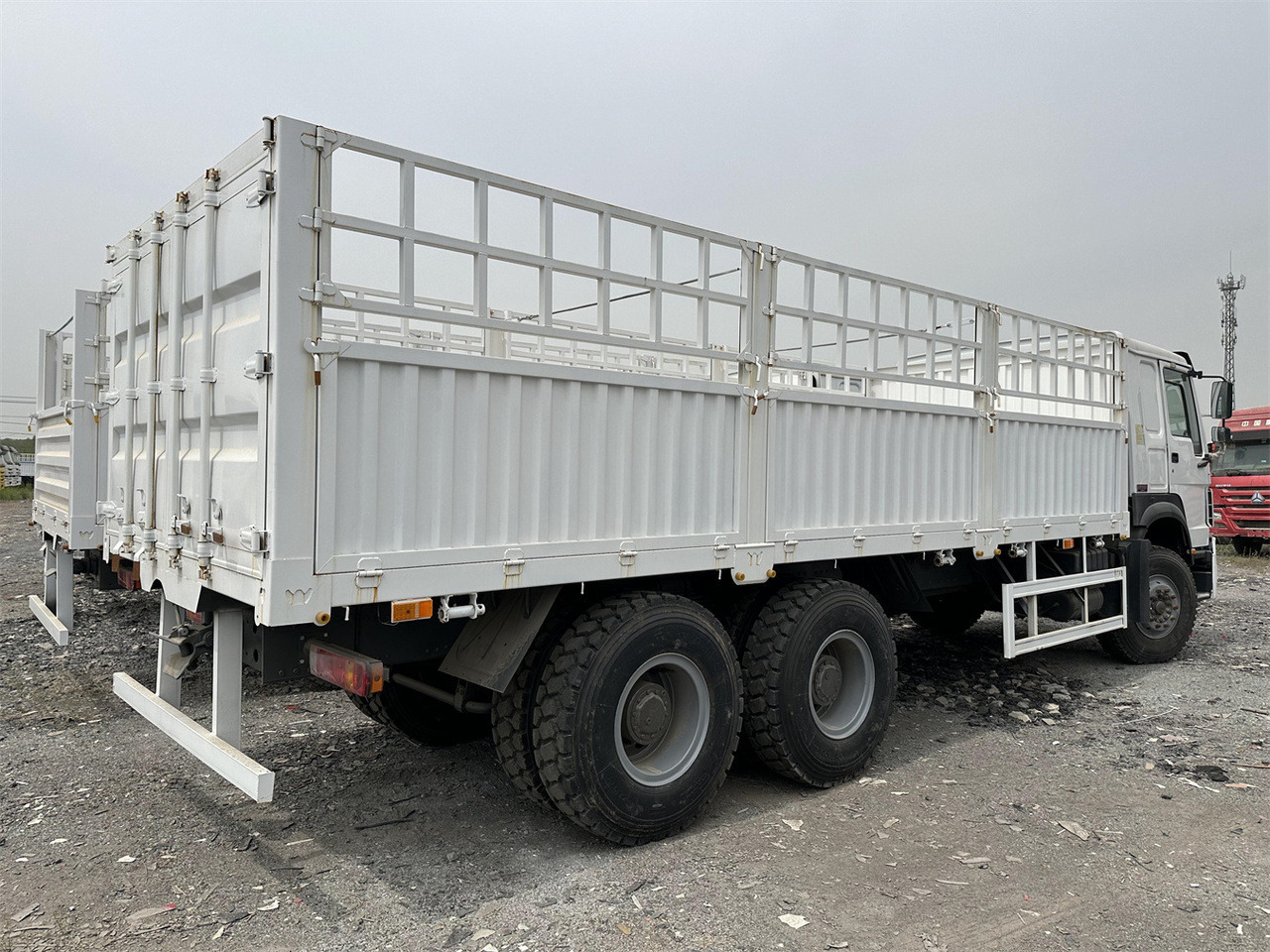 SINOTRUK HOWO 371 Cargo truck - Állatszállító teherautó: 4 kép. SINOTRUK HOWO 371 Cargo truck - Állatszállító teherautó: 4 kép.