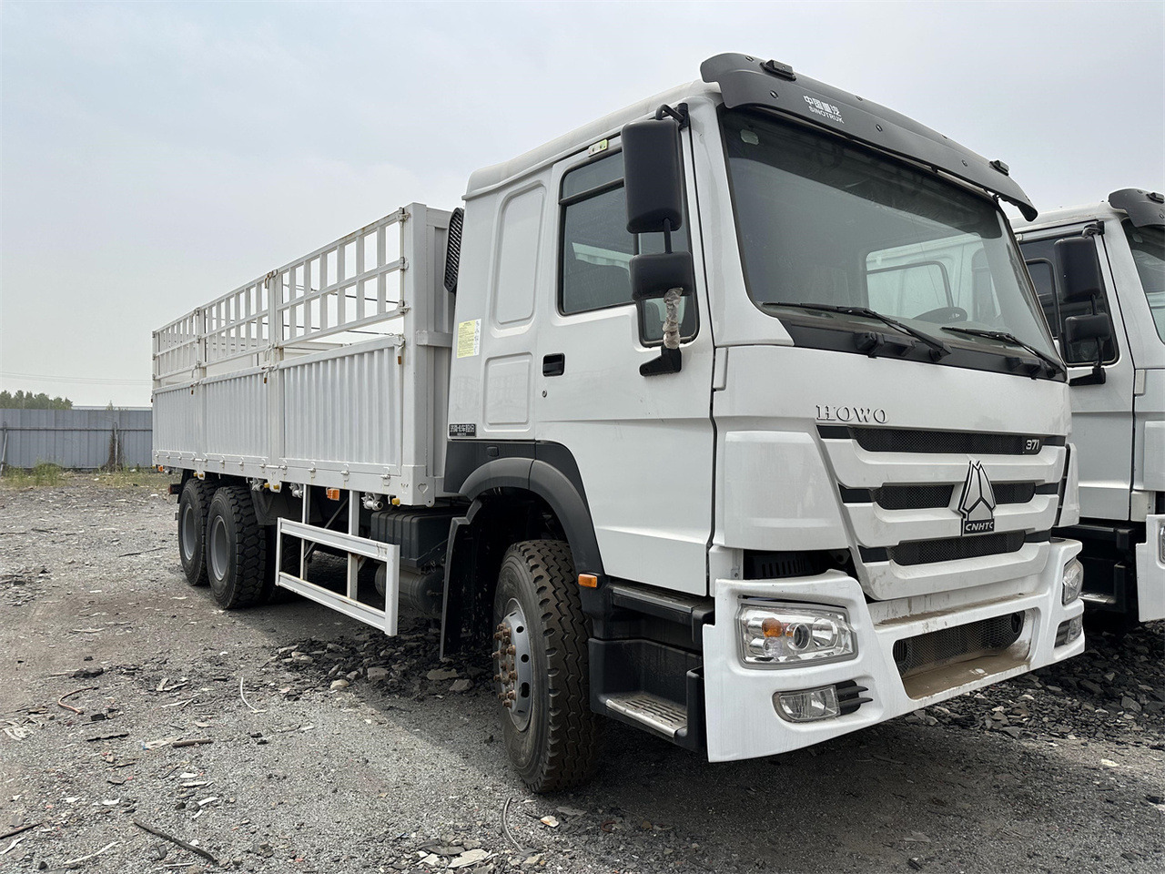 SINOTRUK HOWO 371 Cargo truck - Állatszállító teherautó: 1 kép. SINOTRUK HOWO 371 Cargo truck - Állatszállító teherautó: 1 kép.