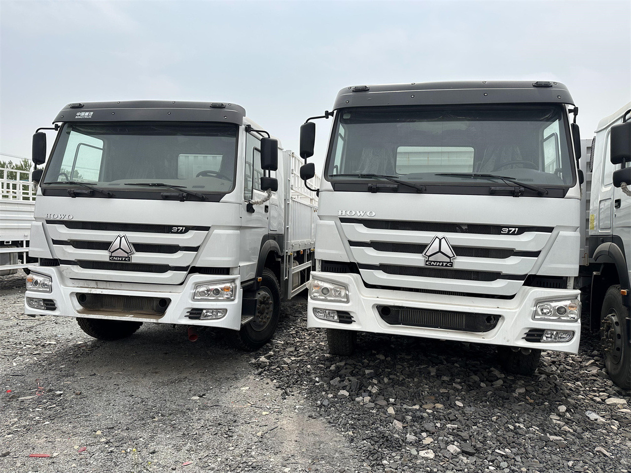 SINOTRUK HOWO 371 Cargo truck - Állatszállító teherautó: 2 kép. SINOTRUK HOWO 371 Cargo truck - Állatszállító teherautó: 2 kép.