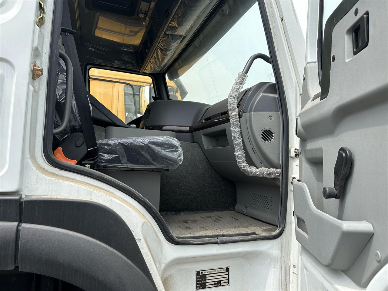 Állatszállító teherautó a következők szállításához állat SINOTRUK HOWO 371 Cargo truck: 9 kép.