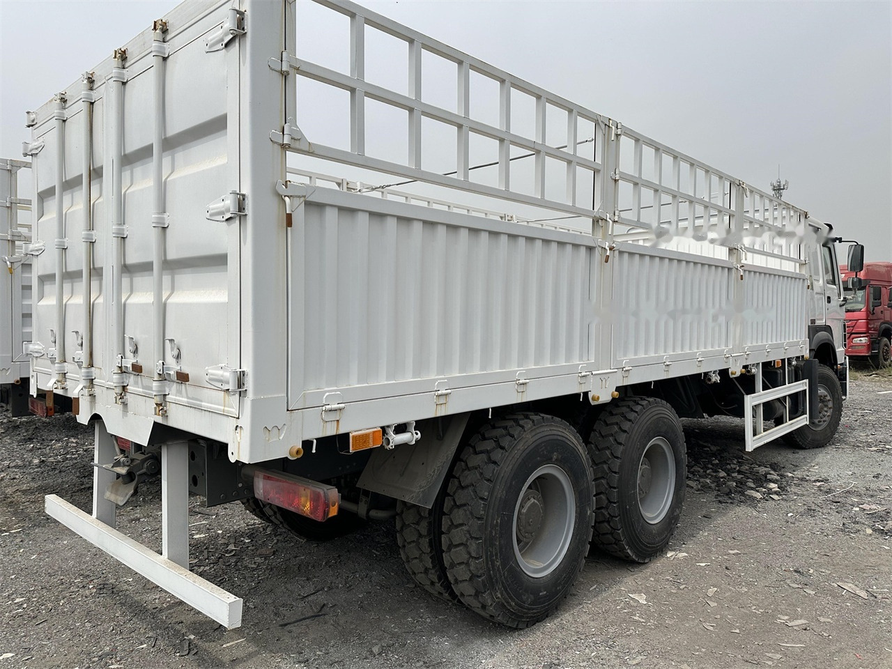 SINOTRUK HOWO 371 Cargo truck - Állatszállító teherautó: 3 kép. SINOTRUK HOWO 371 Cargo truck - Állatszállító teherautó: 3 kép.
