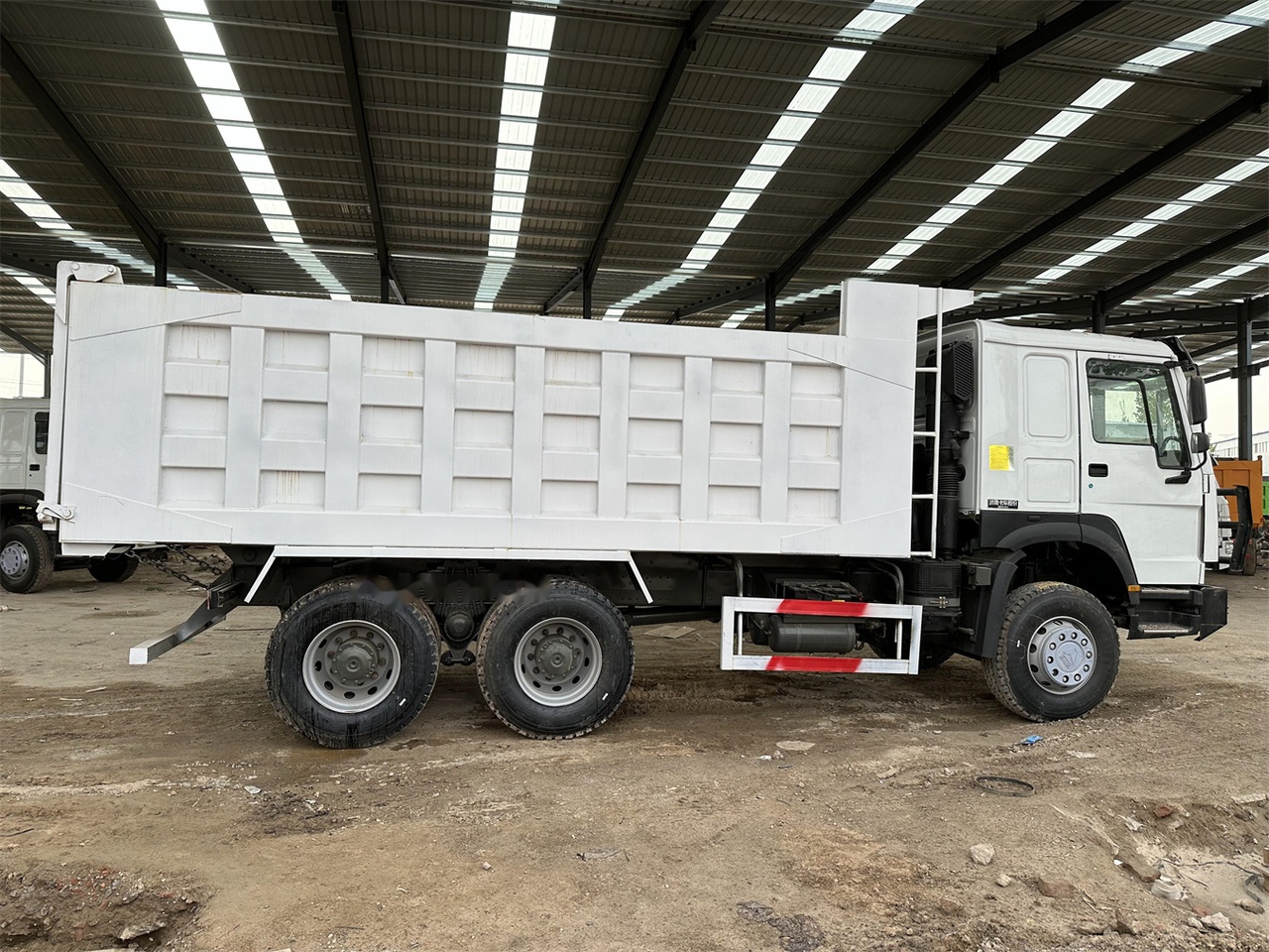 SINOTRUK HOWO 371 Dump Truck - Billenőplatós teherautó: 4 kép. SINOTRUK HOWO 371 Dump Truck - Billenőplatós teherautó: 4 kép.