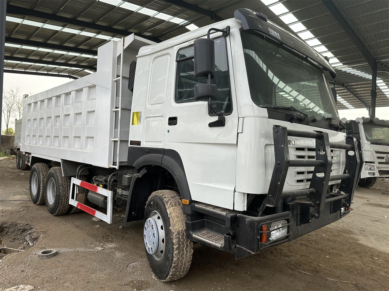 SINOTRUK HOWO 371 Dump Truck - Billenőplatós teherautó: 3 kép. SINOTRUK HOWO 371 Dump Truck - Billenőplatós teherautó: 3 kép.