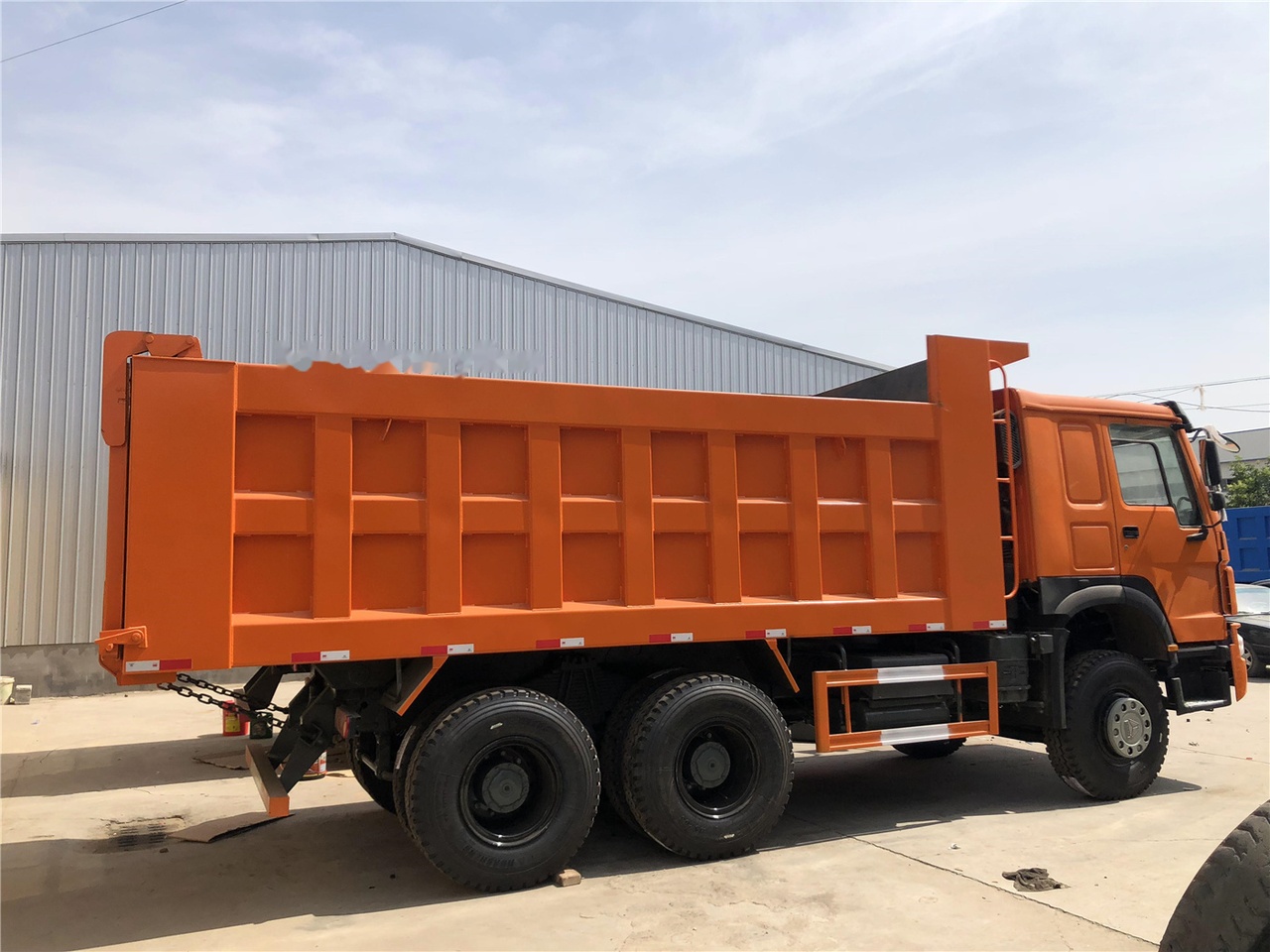 SINOTRUK HOWO 371 Dump truck - Billenőplatós teherautó: 5 kép. SINOTRUK HOWO 371 Dump truck - Billenőplatós teherautó: 5 kép.