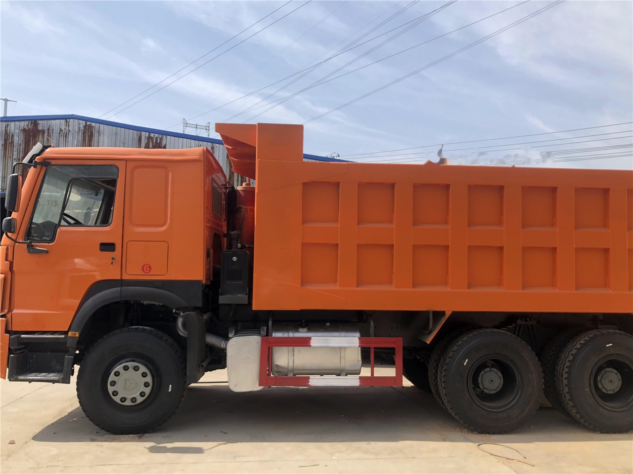 SINOTRUK HOWO 371 Dump truck - Billenőplatós teherautó: 4 kép. SINOTRUK HOWO 371 Dump truck - Billenőplatós teherautó: 4 kép.