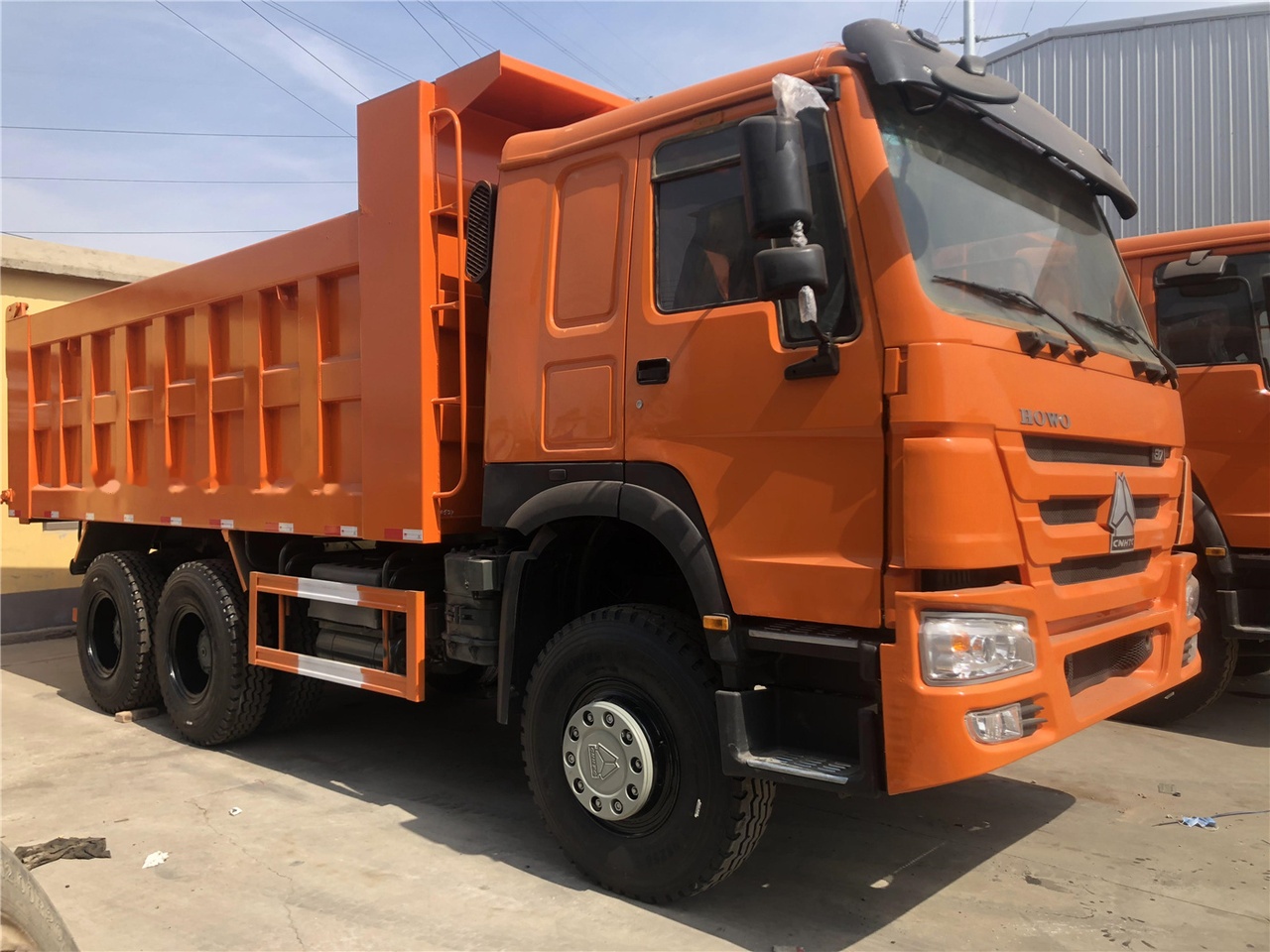 SINOTRUK HOWO 371 Dump truck - Billenőplatós teherautó: 3 kép. SINOTRUK HOWO 371 Dump truck - Billenőplatós teherautó: 3 kép.