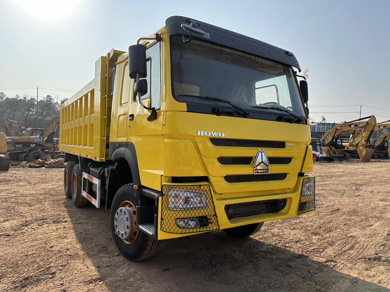 SINOTRUK HOWO 371 - Billenőplatós teherautó: 3 kép. SINOTRUK HOWO 371 - Billenőplatós teherautó: 3 kép.