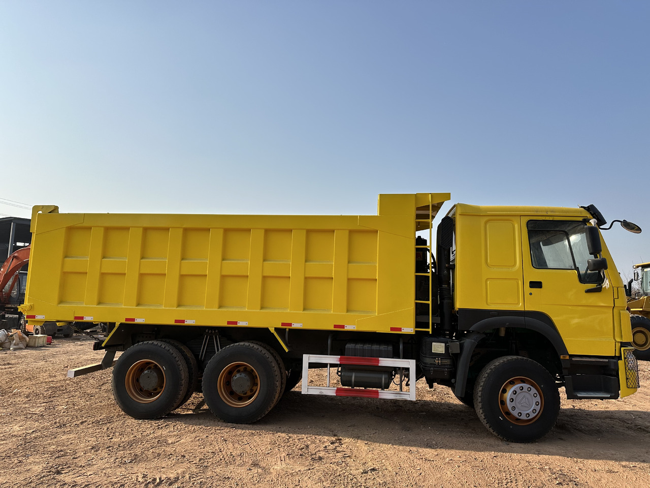 SINOTRUK HOWO 371 - Billenőplatós teherautó: 4 kép. SINOTRUK HOWO 371 - Billenőplatós teherautó: 4 kép.