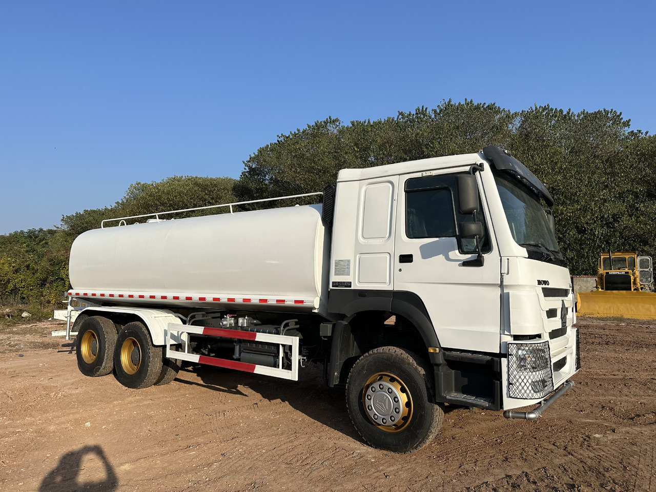 SINOTRUK HOWO 371 Water Tanker Truck - Tartályos teherautó: 3 kép. SINOTRUK HOWO 371 Water Tanker Truck - Tartályos teherautó: 3 kép.