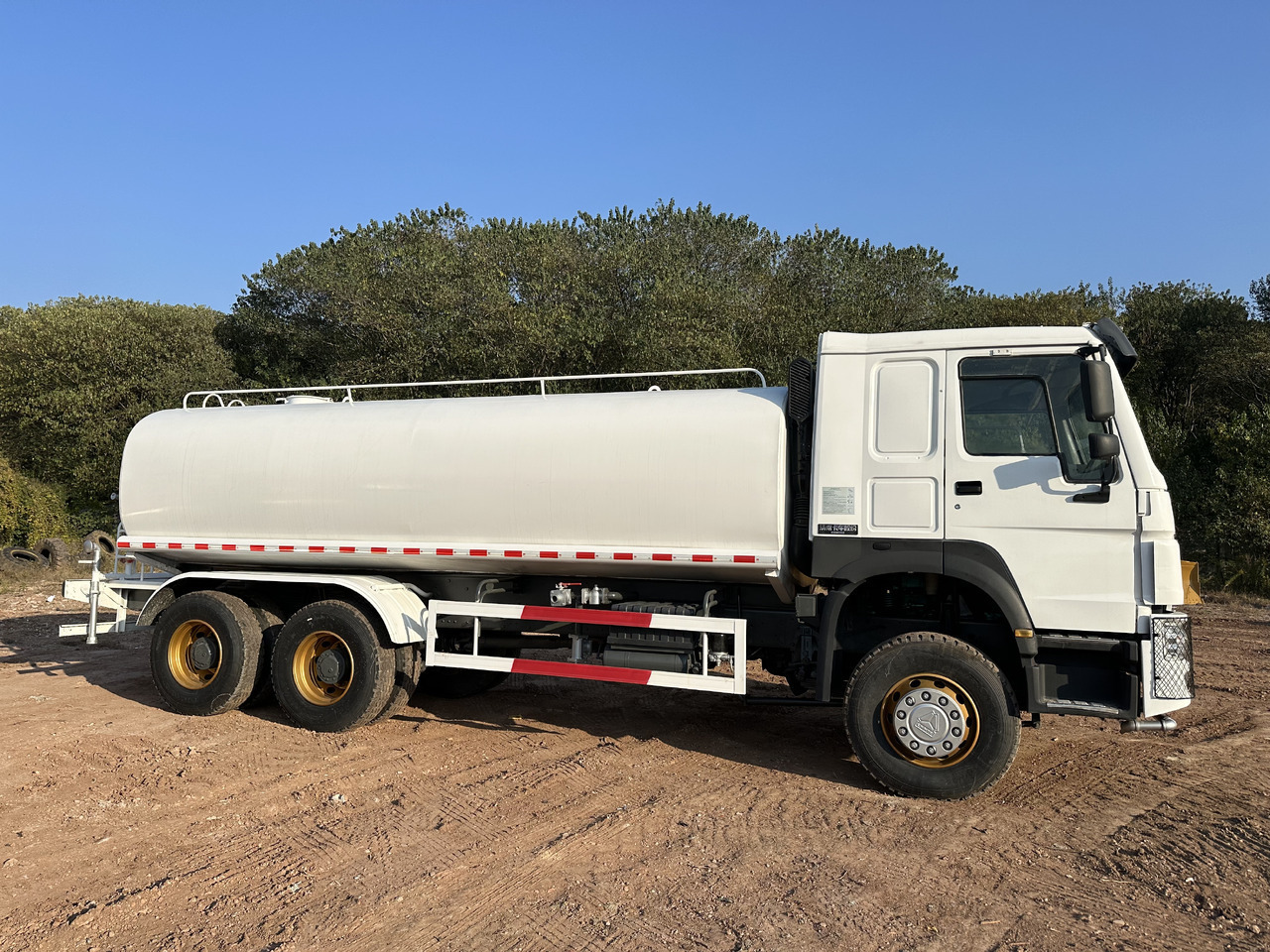 SINOTRUK HOWO 371 Water Tanker Truck - Tartályos teherautó: 4 kép. SINOTRUK HOWO 371 Water Tanker Truck - Tartályos teherautó: 4 kép.