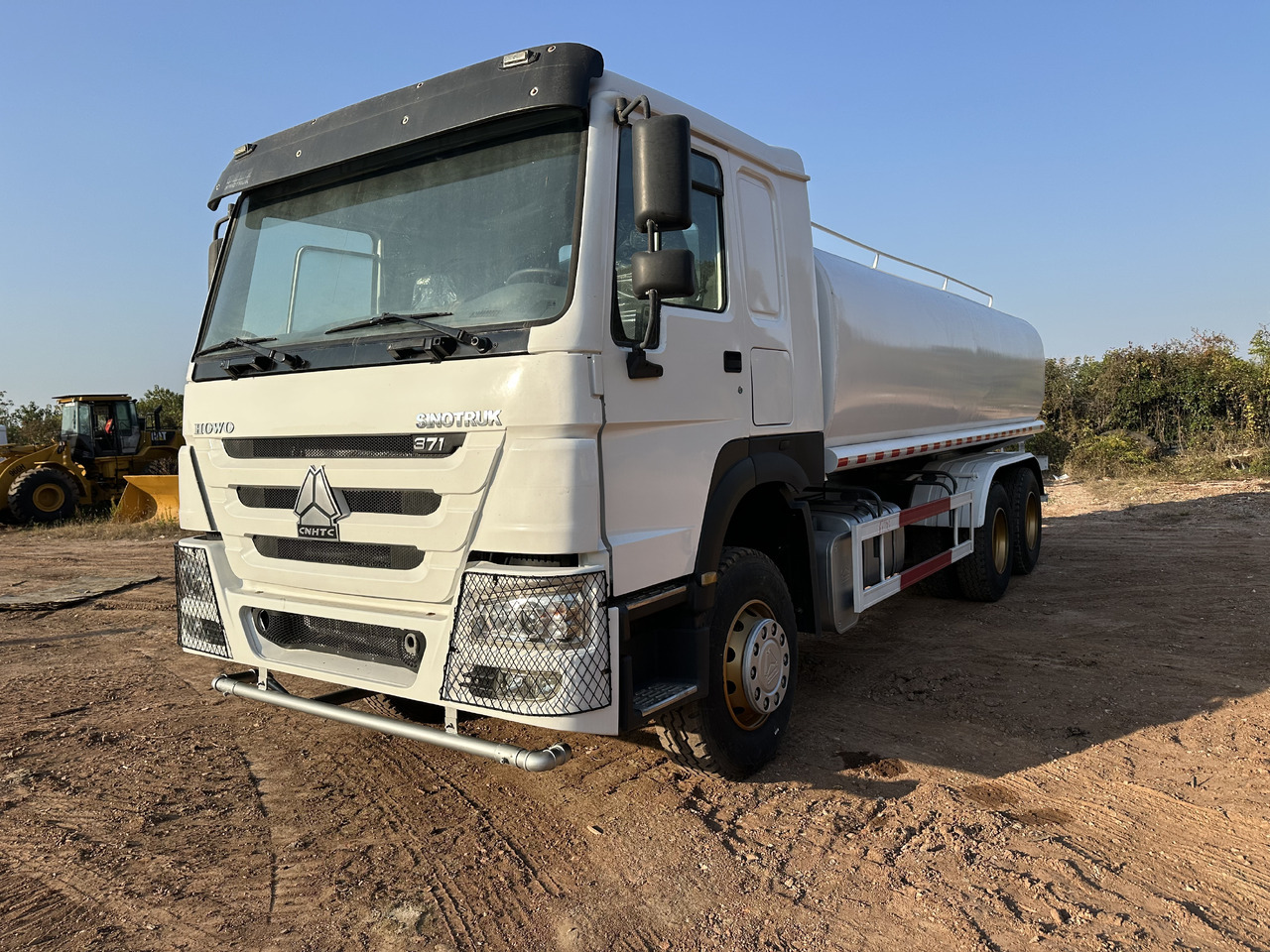 SINOTRUK HOWO 371 Water Tanker Truck - Tartályos teherautó: 2 kép. SINOTRUK HOWO 371 Water Tanker Truck - Tartályos teherautó: 2 kép.