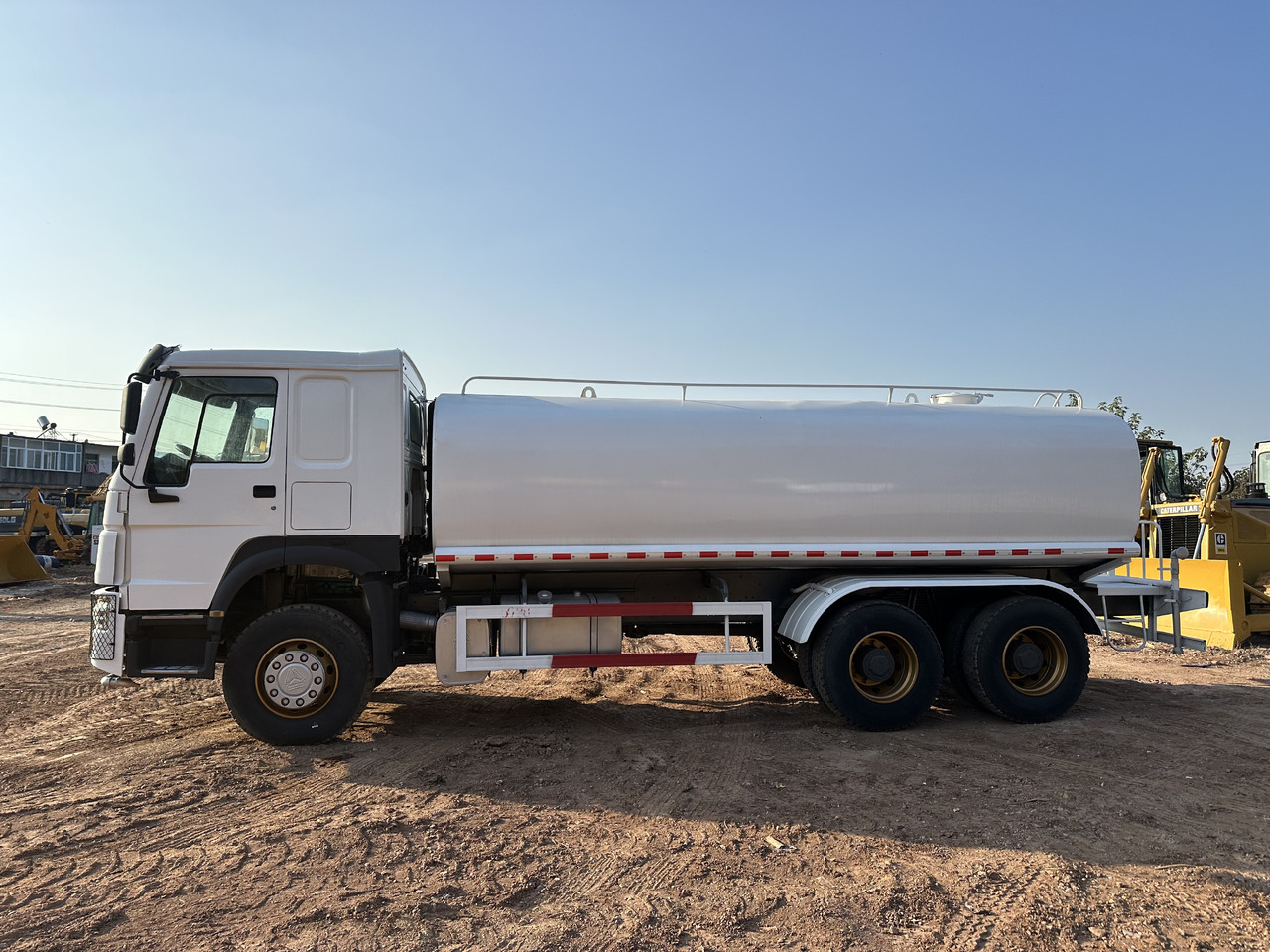 SINOTRUK HOWO 371 Water Tanker Truck - Tartályos teherautó: 5 kép. SINOTRUK HOWO 371 Water Tanker Truck - Tartályos teherautó: 5 kép.