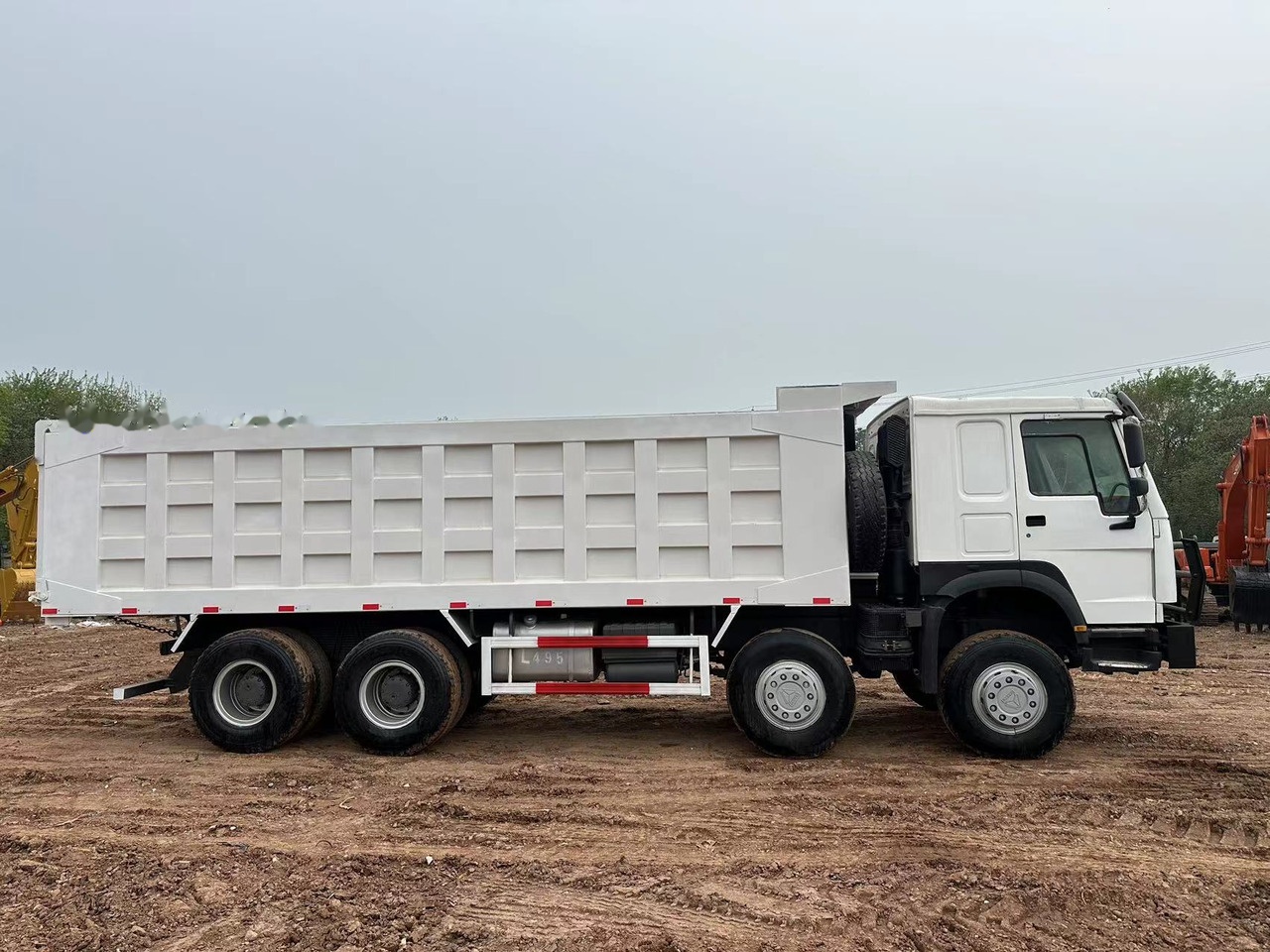 SINOTRUK HOWO 371 with Bumper - Billenőplatós teherautó: 3 kép. SINOTRUK HOWO 371 with Bumper - Billenőplatós teherautó: 3 kép.