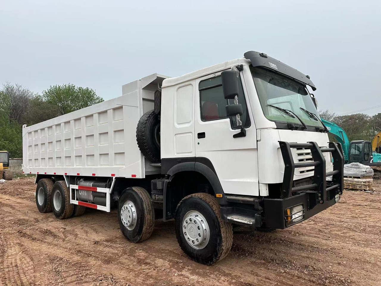 SINOTRUK HOWO 371 with Bumper - Billenőplatós teherautó: 1 kép. SINOTRUK HOWO 371 with Bumper - Billenőplatós teherautó: 1 kép.
