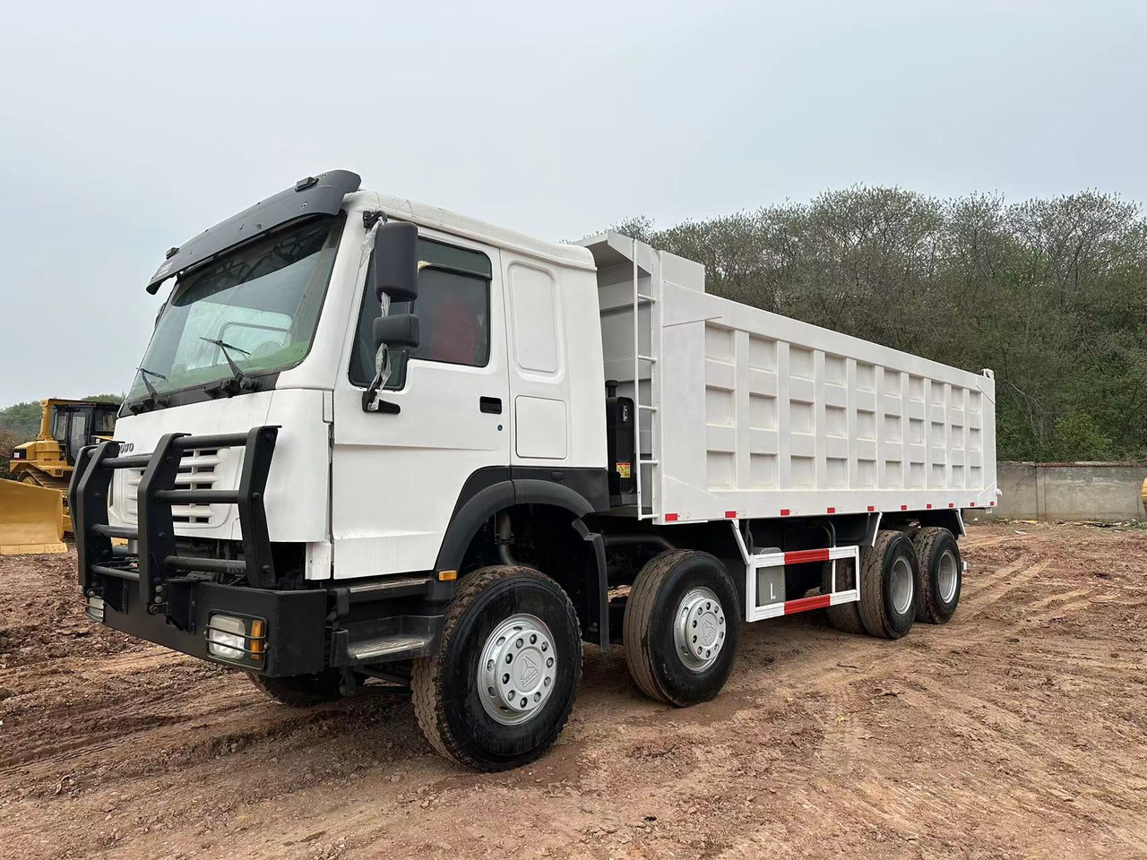 SINOTRUK HOWO 371 with Bumper - Billenőplatós teherautó: 2 kép. SINOTRUK HOWO 371 with Bumper - Billenőplatós teherautó: 2 kép.
