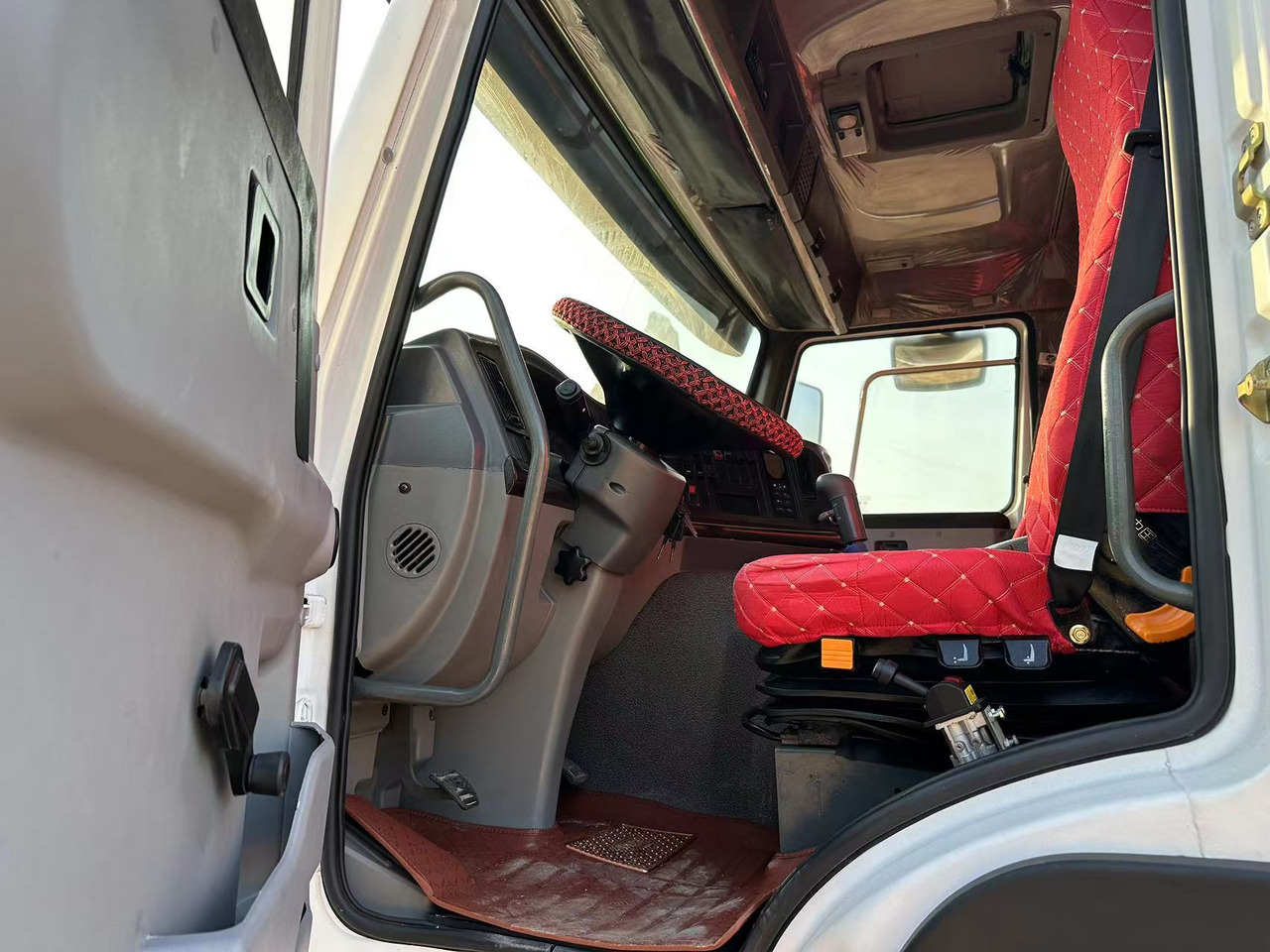 Billenőplatós teherautó a következők szállításához silózás SINOTRUK HOWO 371hp 6x4: 11 kép.