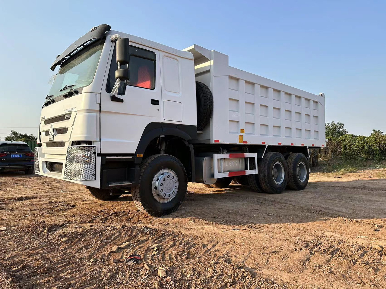 SINOTRUK HOWO 371hp 6x4 - Billenőplatós teherautó: 3 kép. SINOTRUK HOWO 371hp 6x4 - Billenőplatós teherautó: 3 kép.