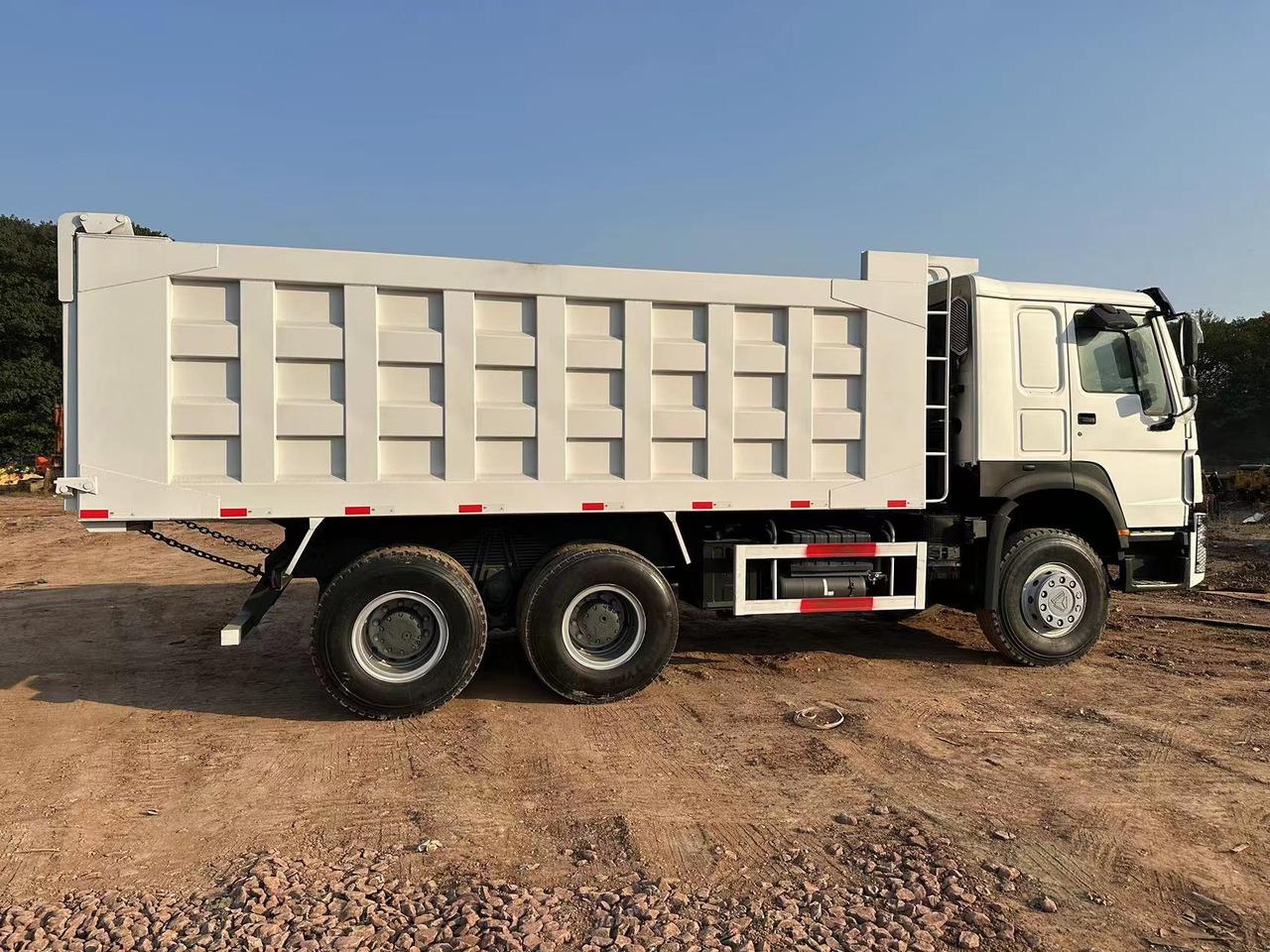 SINOTRUK HOWO 371hp 6x4 - Billenőplatós teherautó: 5 kép. SINOTRUK HOWO 371hp 6x4 - Billenőplatós teherautó: 5 kép.