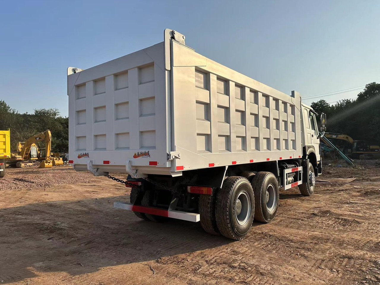 Billenőplatós teherautó a következők szállításához silózás SINOTRUK HOWO 371hp 6x4: 9 kép.