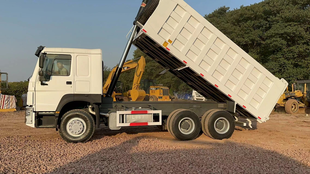 SINOTRUK HOWO 371hp 6x4 - Billenőplatós teherautó: 4 kép. SINOTRUK HOWO 371hp 6x4 - Billenőplatós teherautó: 4 kép.