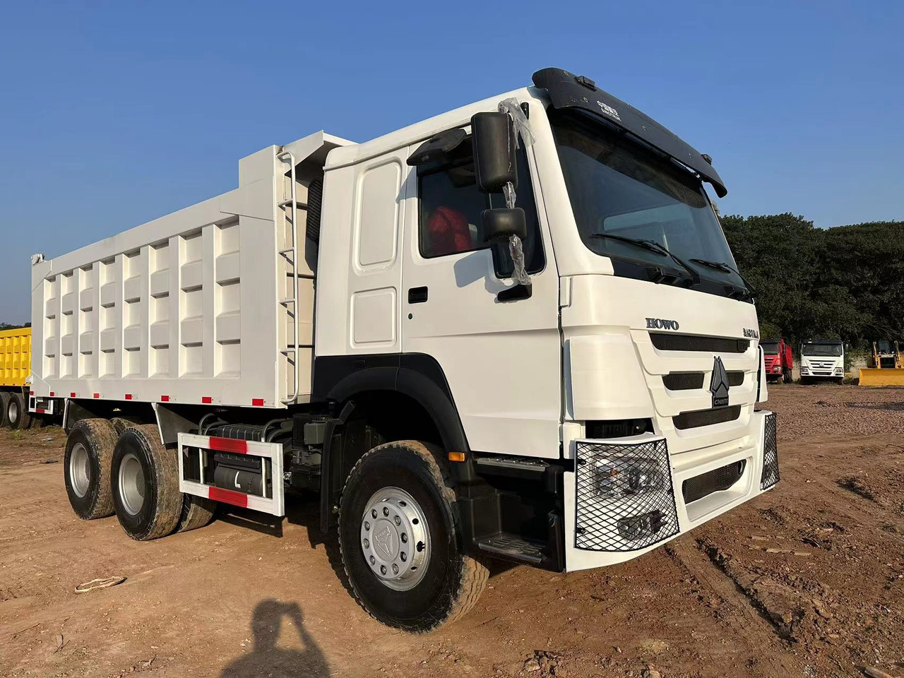 SINOTRUK HOWO 371hp 6x4 - Billenőplatós teherautó: 2 kép. SINOTRUK HOWO 371hp 6x4 - Billenőplatós teherautó: 2 kép.