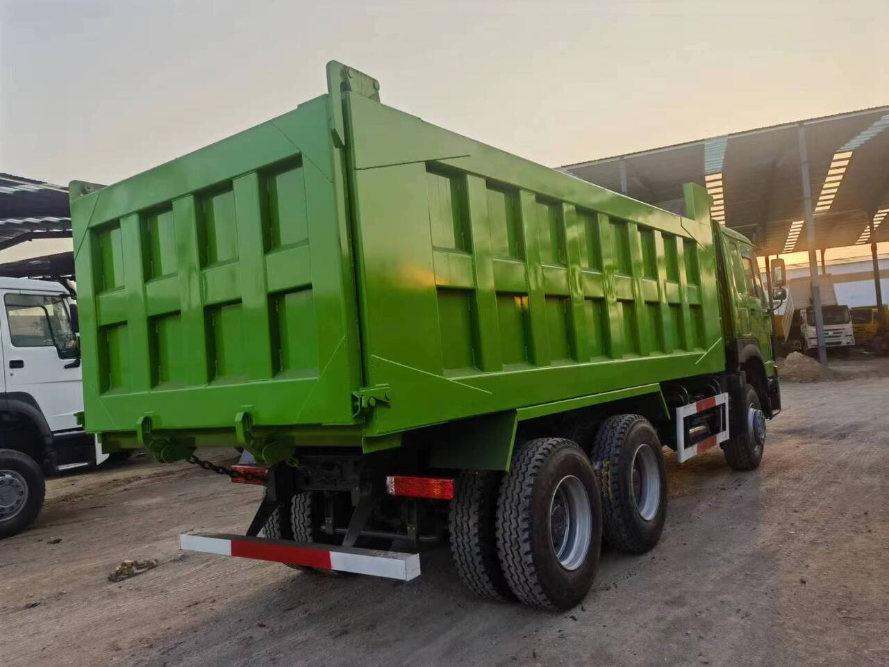 SINOTRUK HOWO 375 - Billenőplatós teherautó: 5 kép. SINOTRUK HOWO 375 - Billenőplatós teherautó: 5 kép.