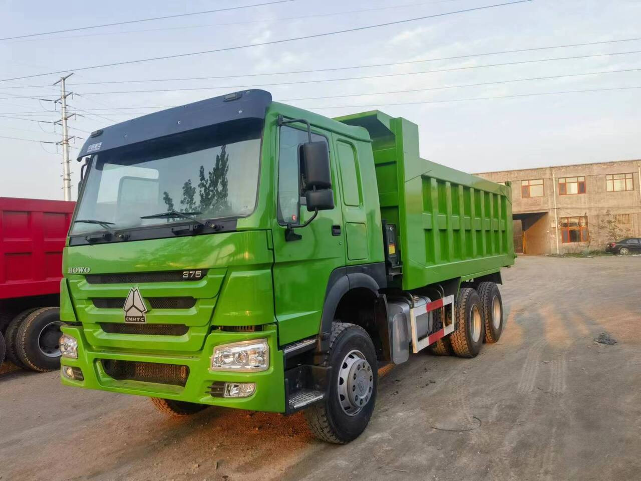 SINOTRUK HOWO 375 - Billenőplatós teherautó: 2 kép. SINOTRUK HOWO 375 - Billenőplatós teherautó: 2 kép.