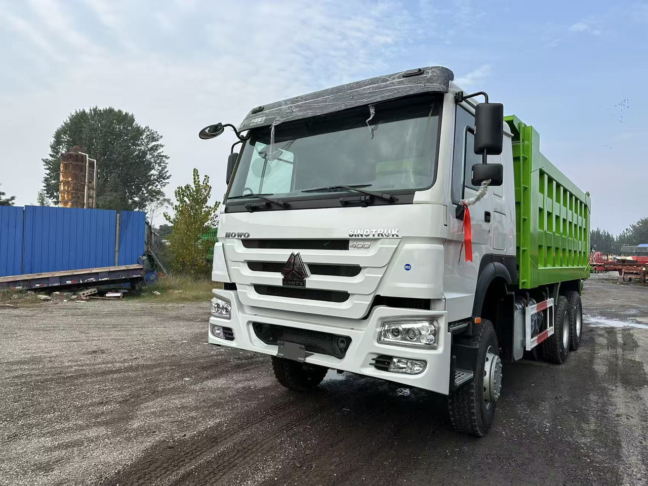 SINOTRUK HOWO 400HP 6X4 Tipper Truck - Billenőplatós teherautó: 2 kép. SINOTRUK HOWO 400HP 6X4 Tipper Truck - Billenőplatós teherautó: 2 kép.