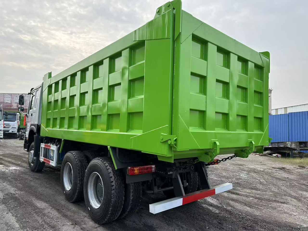 SINOTRUK HOWO 400HP 6X4 Tipper Truck - Billenőplatós teherautó: 5 kép. SINOTRUK HOWO 400HP 6X4 Tipper Truck - Billenőplatós teherautó: 5 kép.