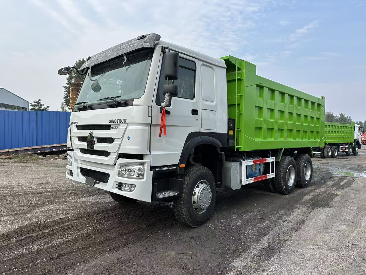 SINOTRUK HOWO 400HP 6X4 Tipper Truck - Billenőplatós teherautó: 1 kép. SINOTRUK HOWO 400HP 6X4 Tipper Truck - Billenőplatós teherautó: 1 kép.