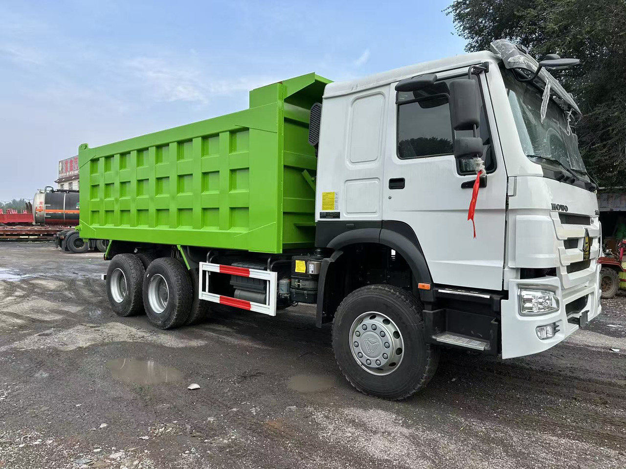 SINOTRUK HOWO 400HP 6X4 Tipper Truck - Billenőplatós teherautó: 3 kép. SINOTRUK HOWO 400HP 6X4 Tipper Truck - Billenőplatós teherautó: 3 kép.