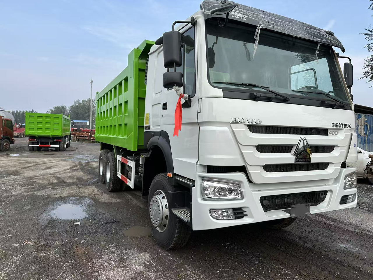 SINOTRUK HOWO 400HP 6X4 Tipper Truck - Billenőplatós teherautó: 1 kép. SINOTRUK HOWO 400HP 6X4 Tipper Truck - Billenőplatós teherautó: 1 kép.