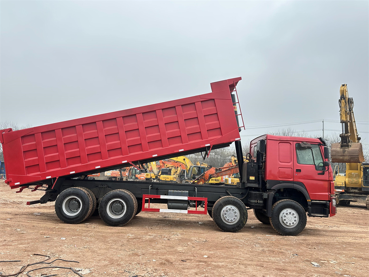 SINOTRUK HOWO 420 Dump Truck 8x4 - Billenőplatós teherautó: 3 kép. SINOTRUK HOWO 420 Dump Truck 8x4 - Billenőplatós teherautó: 3 kép.